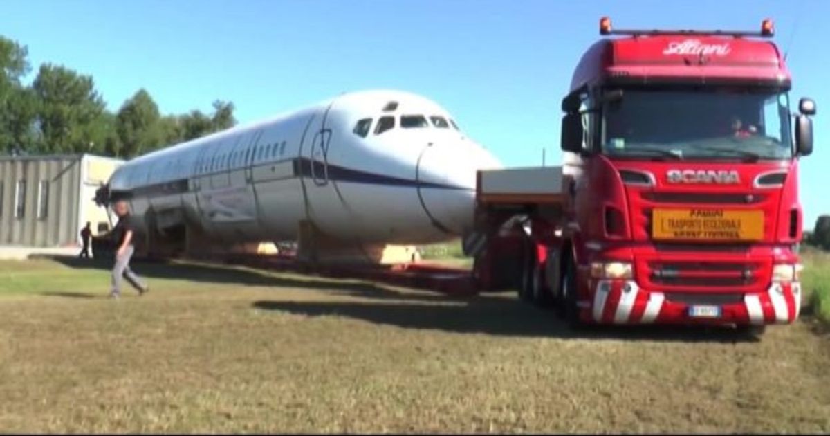 Il Dc-9 di Pertini arrivato al museo Volandia di Milano-Malpensa