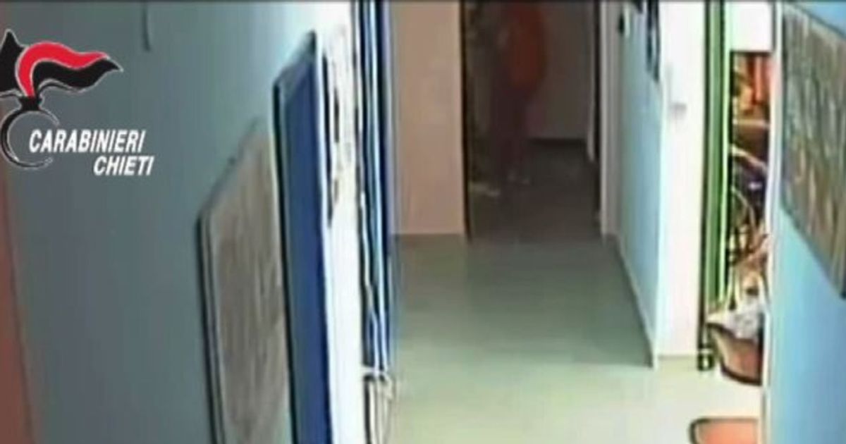 Schiaffeggiavano e legavano anziani, 2 arresti per maltrattamenti