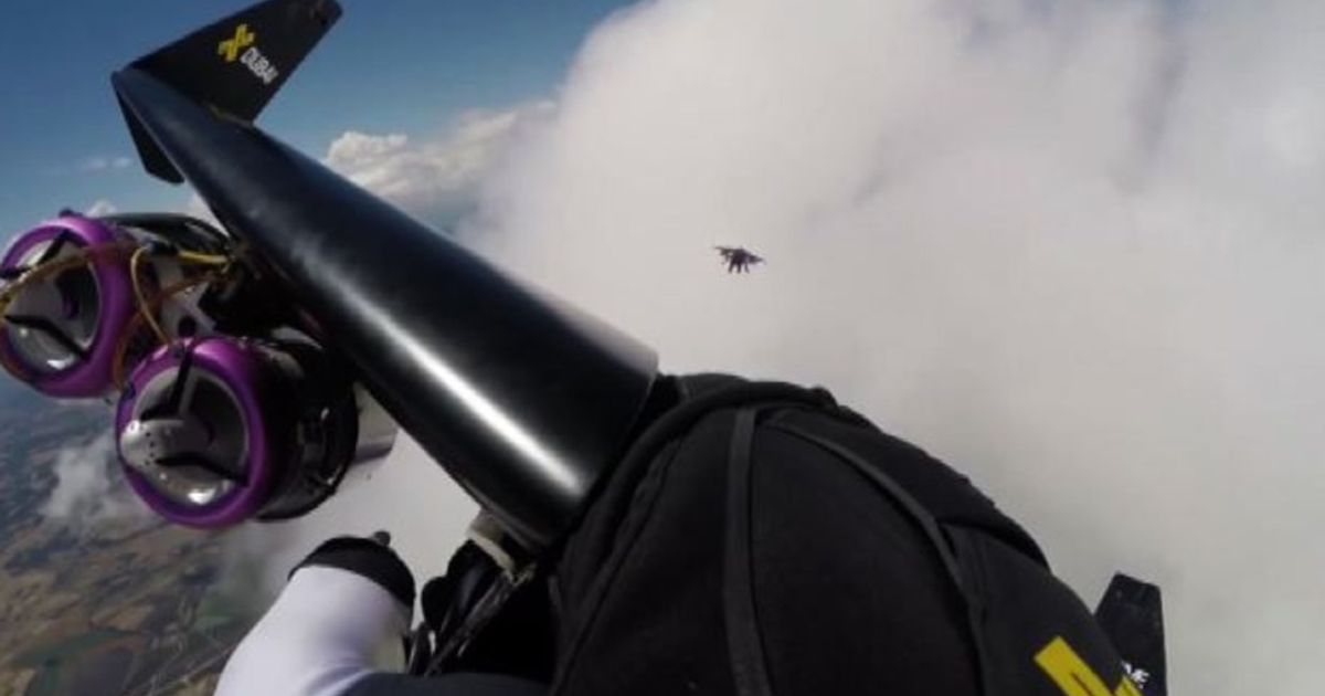 Giocando tra le nuvole, in volo con i 2 jetman nei cieli di Dubai