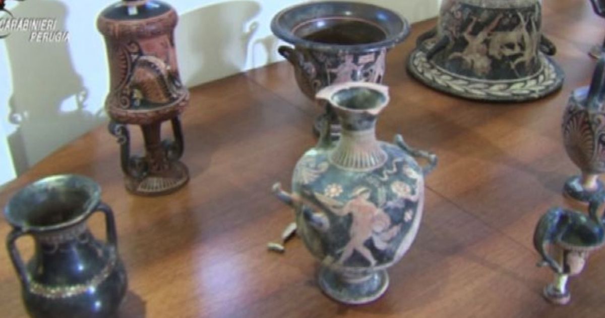 Perugia, trovati 36 reperti archeologici: erano in case e pollaio