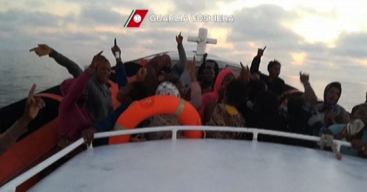 Il video del salvataggio di mille migranti nel Canale di Sicilia