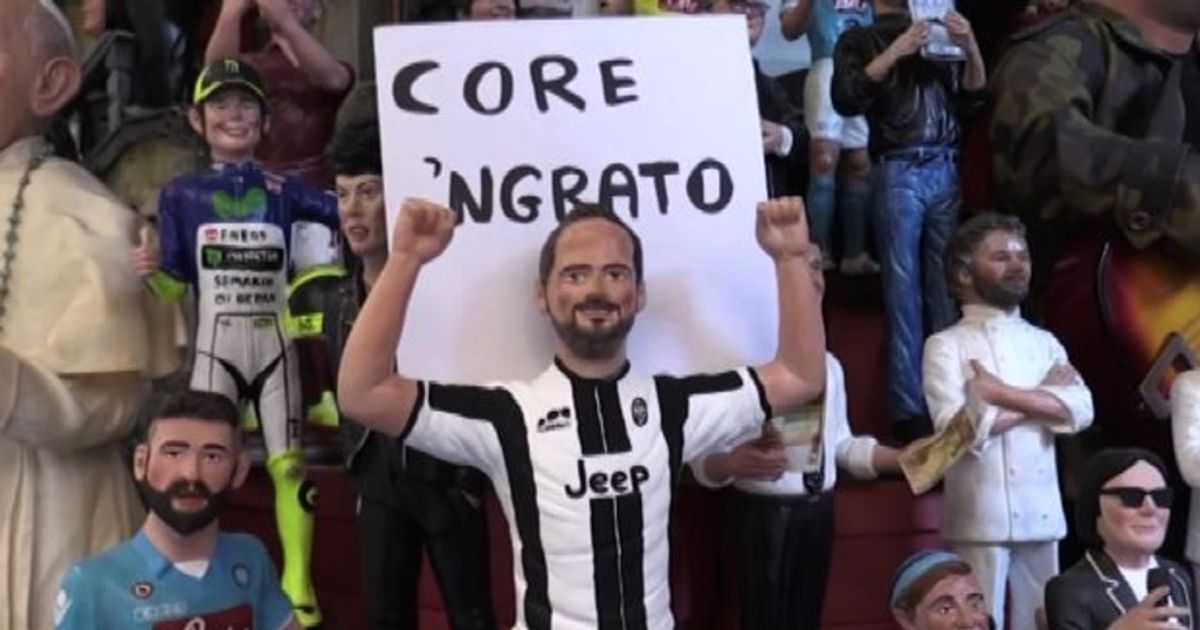Napoli, il tradimento di Higuain finisce anche nel presepe