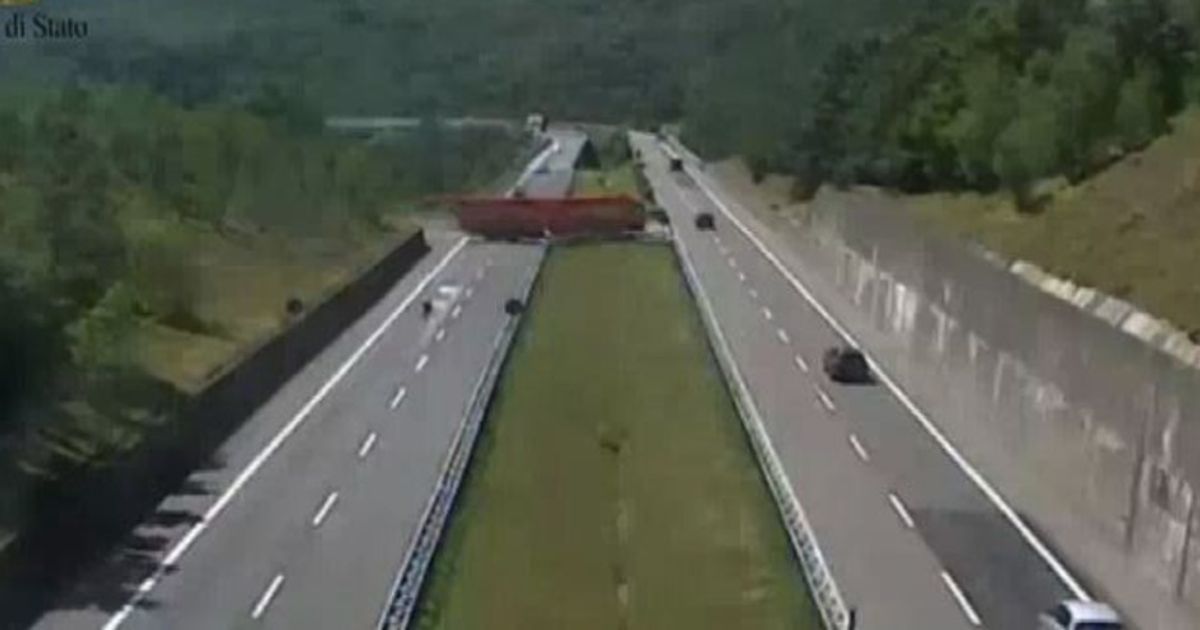 Un tir di 18 metri attraversa l’autostrada e inverte la marcia