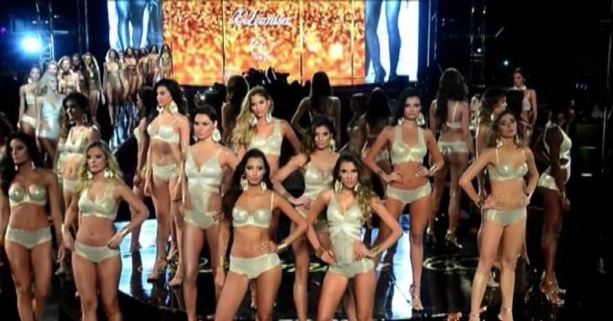 Bikini, trasparenze e una pioggia di coriandoli a Colombiamoda