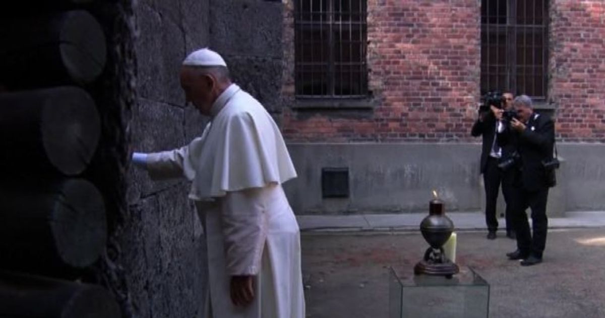 Il Papa ad Auschwitz abbraccia e bacia i sopravvissuti