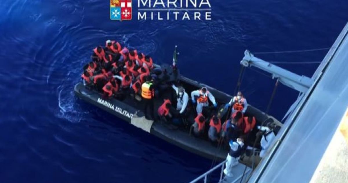 Centinaia di migranti in salvo grazie a Operazione Mare Sicuro