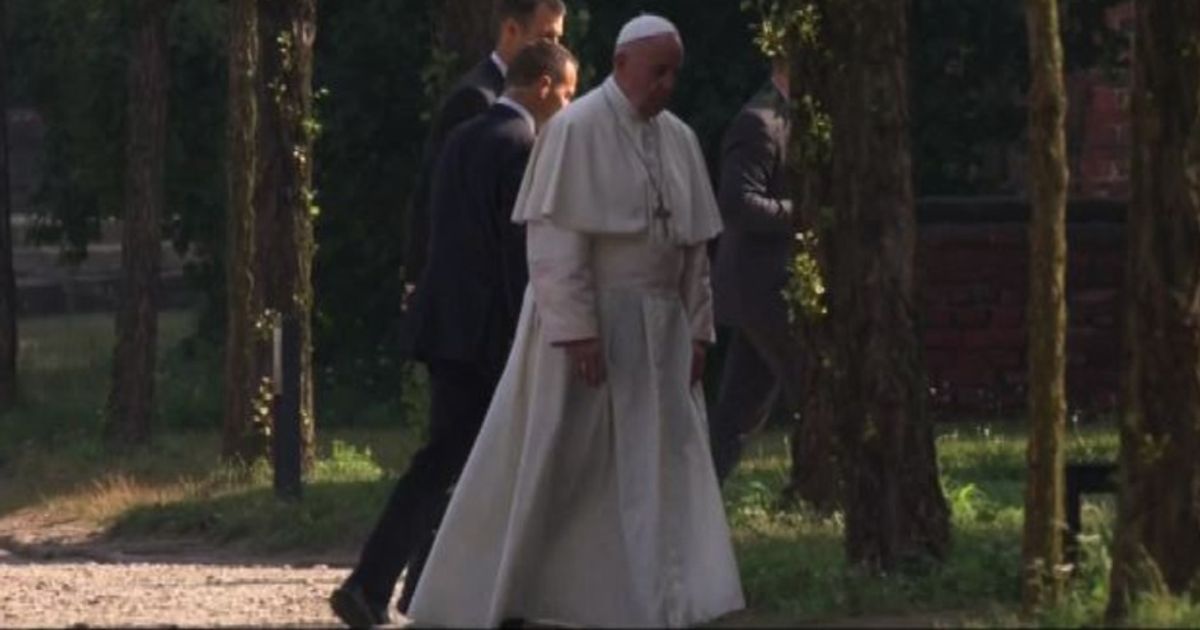 Papa Francesco in silenzio la commossa visita ad Auschwitz