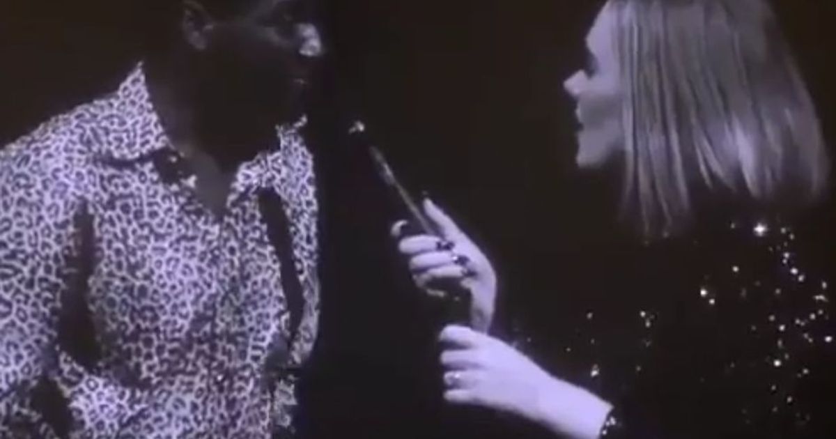 Adele riceve a sorpresa un bacio sulle labbra