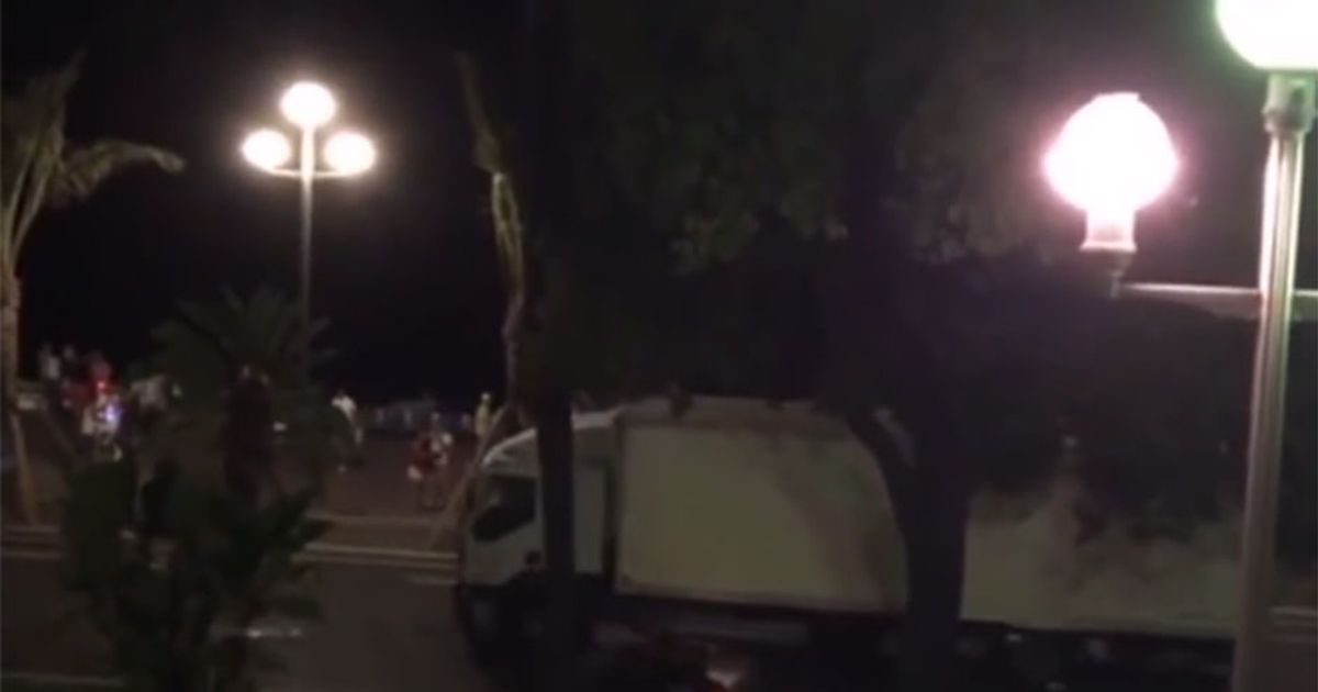 Nizza, il passaggio del camion ripreso da un’abitazione