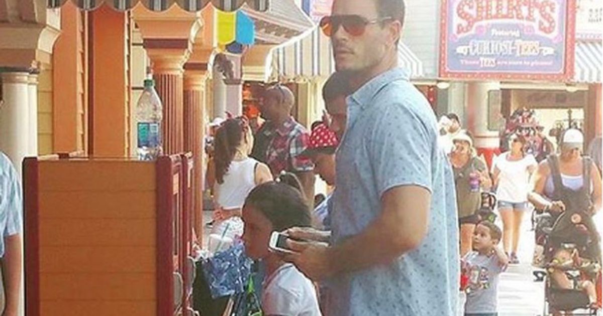 La moda dei Dilfs, sexy padri con i figli a Disneyland