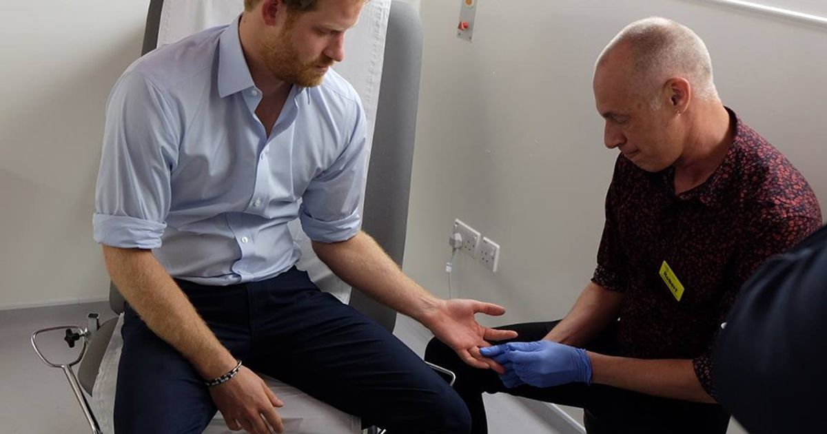 Harry, il principe fa il test HIV in diretta su Facebook