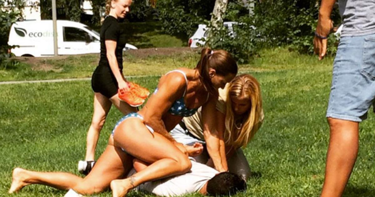 Poliziotta atterra ladro in bikini!