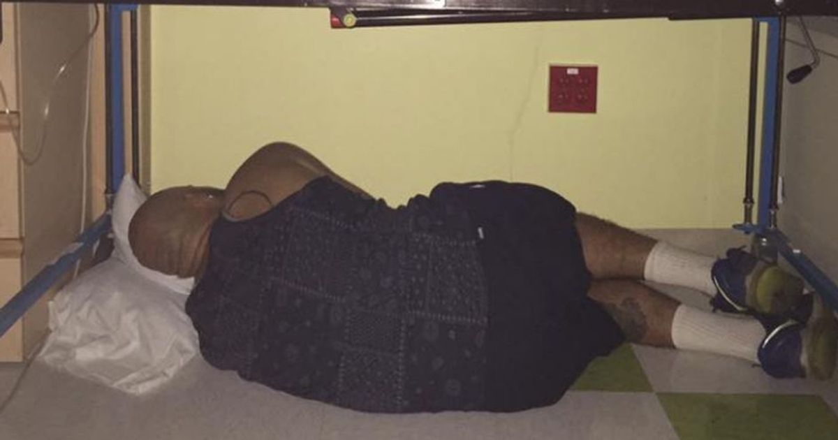 Papà dorme sotto la culla: la foto è di una dolcezza infinita