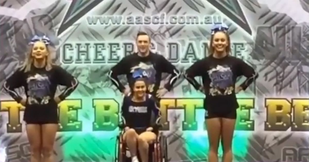 Vince l'”All Star Cheerleader” sulla sedia a rotelle