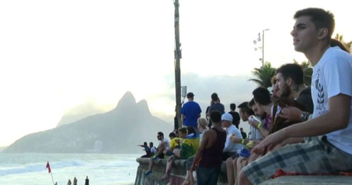 I turisti si godono la spiaggia di Ipanema in attesa dei Giochi