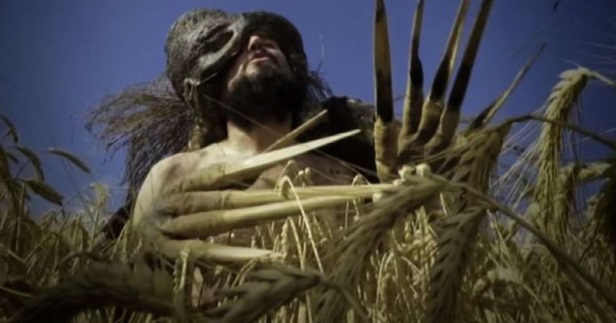 Capossela diventa “La bestia nel grano” nel suo nuovo video