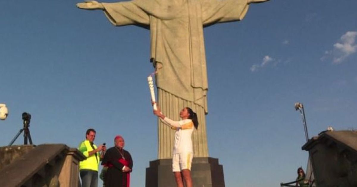 Rio 2016, la torcia olimpica attraversa la città