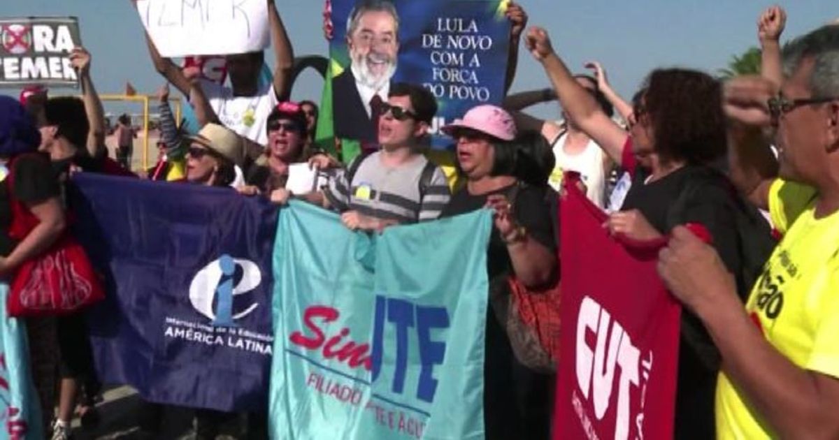 Rio 2016, proteste a Copacabana in sostegno di Dilma Rousseff