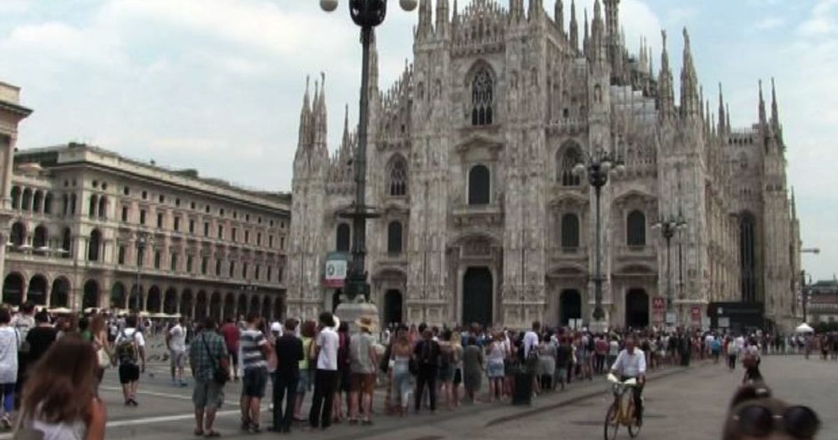 A Milano turisti in coda fino a due ore per visitare il Duomo