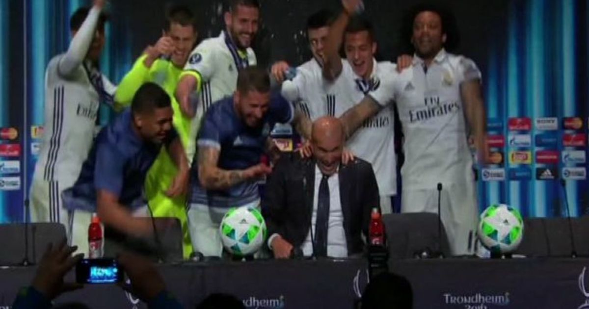 I giocatori del Real Madrid in festa: “assalto” a Zidane