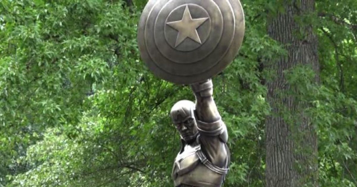 New York: una statua di 4 metri di Capitan America a Brooklyn