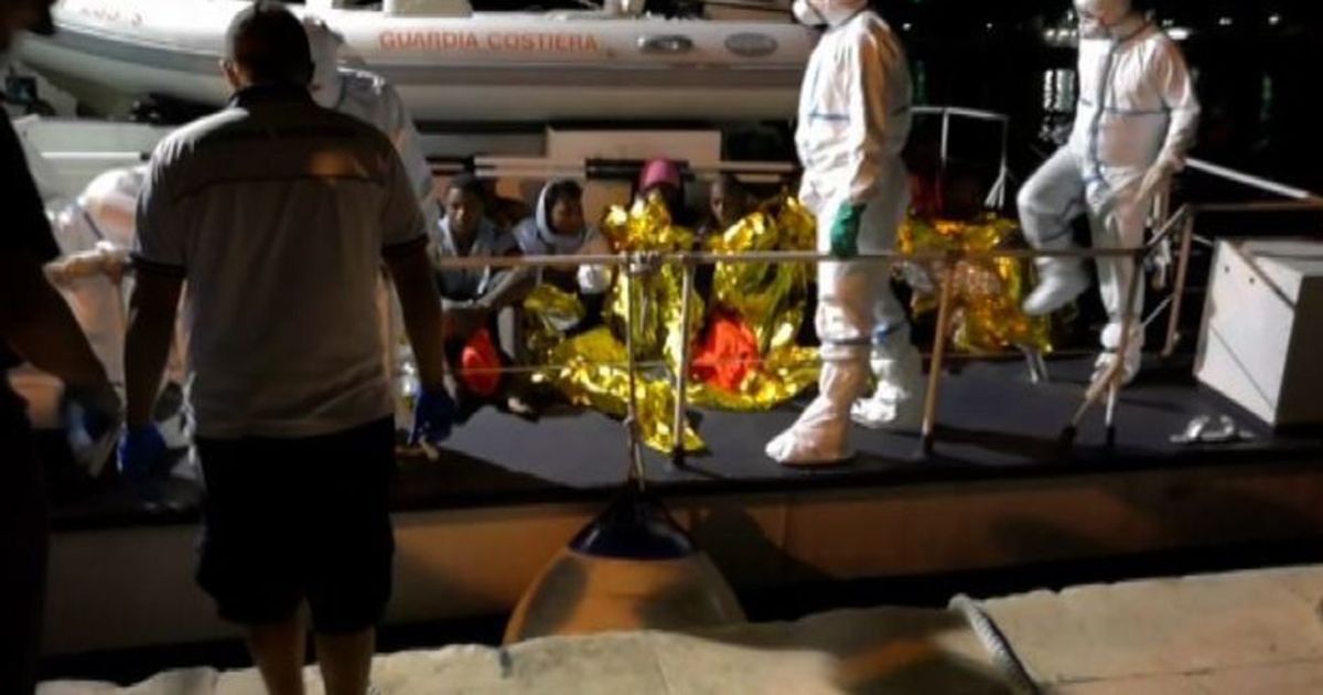 Immigrati, 123 naufraghi sbarcati sull’isola di Lampedusa