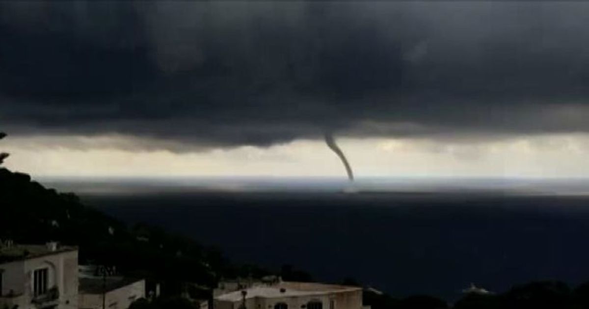 Incredibile tromba marina a Capri, spettacolo tra i faraglioni