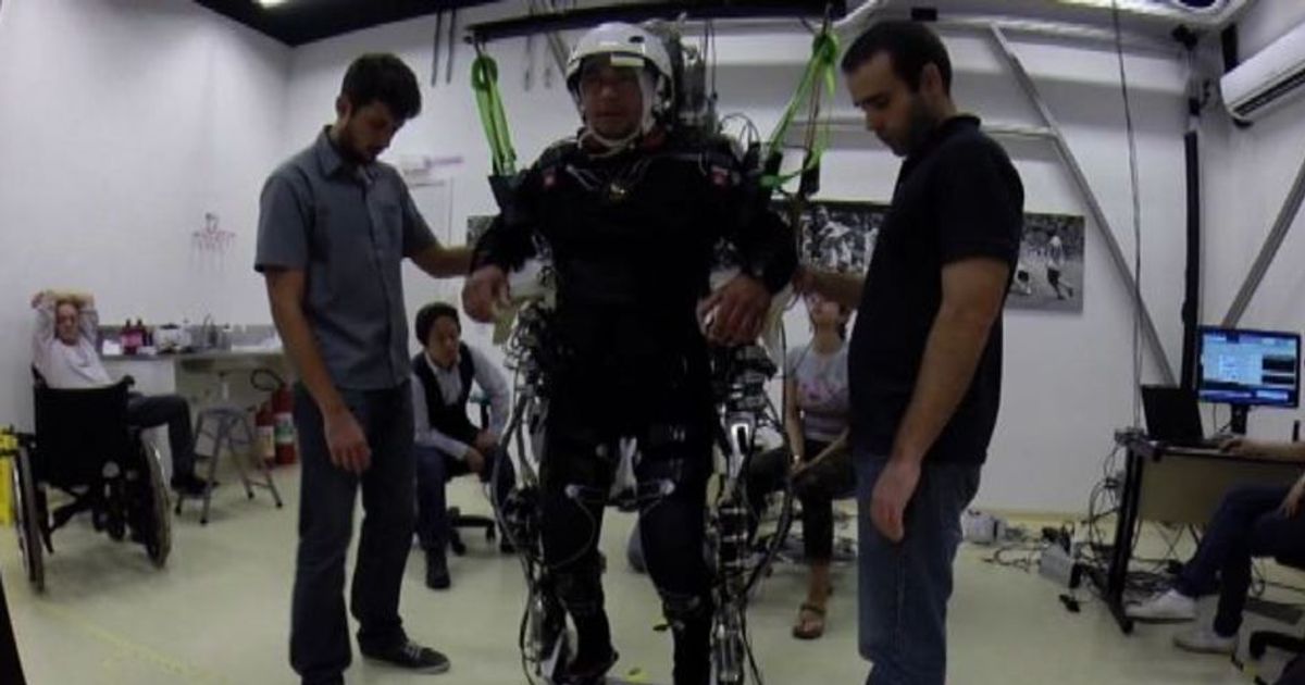 Paraplegici tornano a camminare con gli esoscheletri
