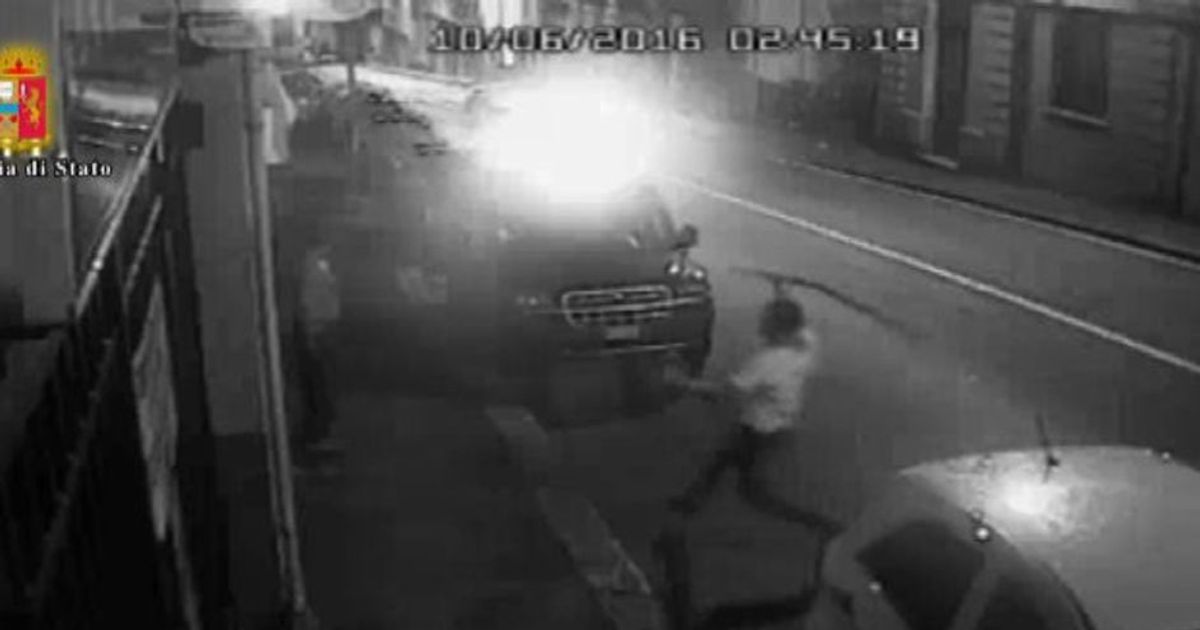 Genova, il video del pestaggio a un 29enne con accetta e bastone