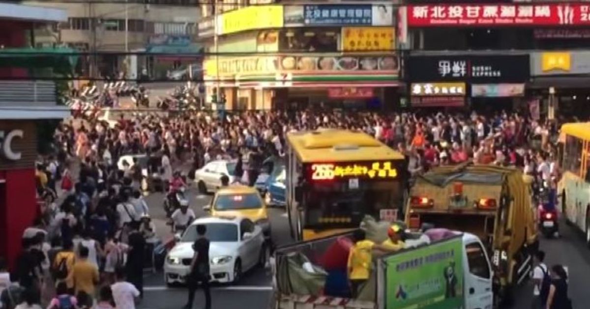 Follia Pokemon Go a Taipei, folla a caccia di un raro esemplare