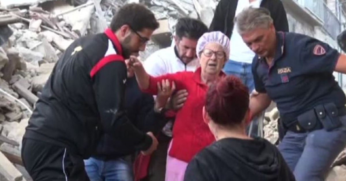 I sopravvissuti soccorsi fra le macerie di Amatrice