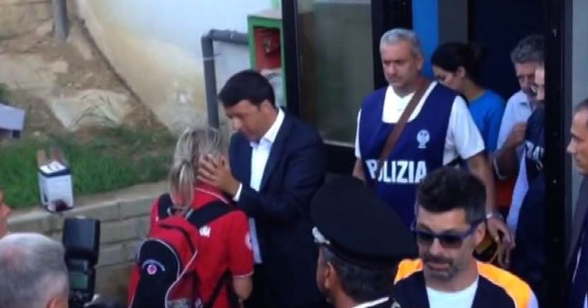 Sisma, Renzi arrivato ad Amatrice saluta i volontari