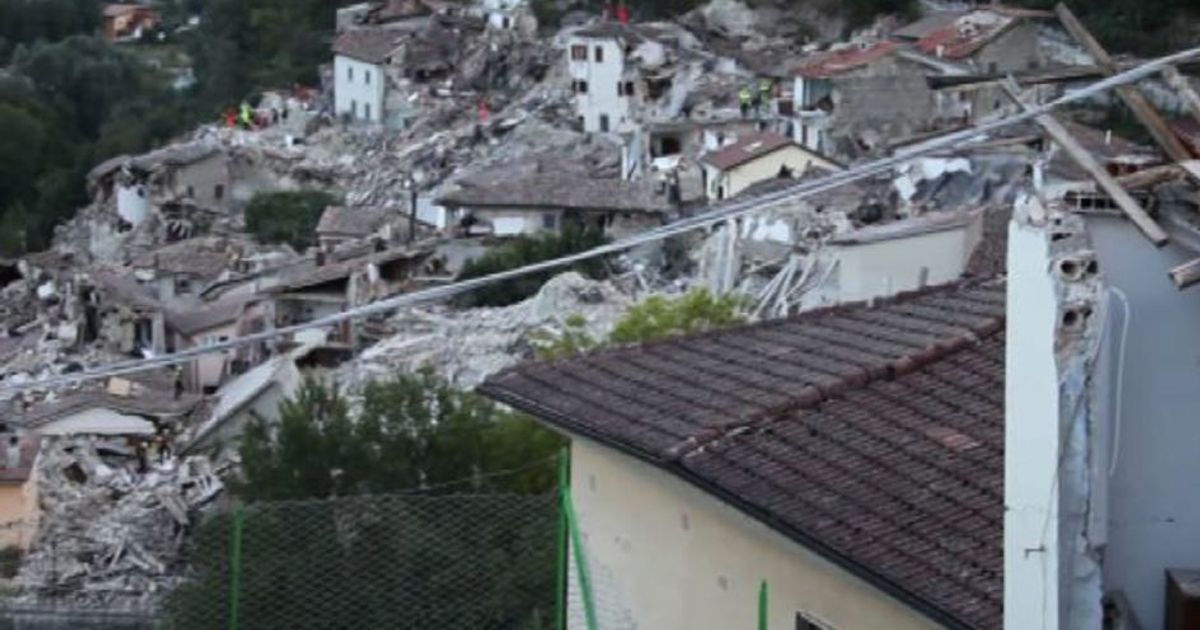 Sisma, le immagini da Pescara del Tronto: un paese raso al suolo