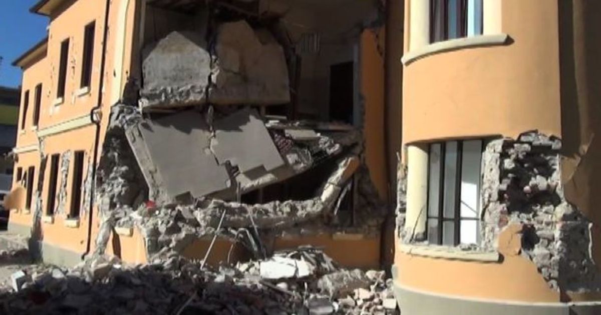 Sisma, crolla la scuola rifatta con norme antisismiche