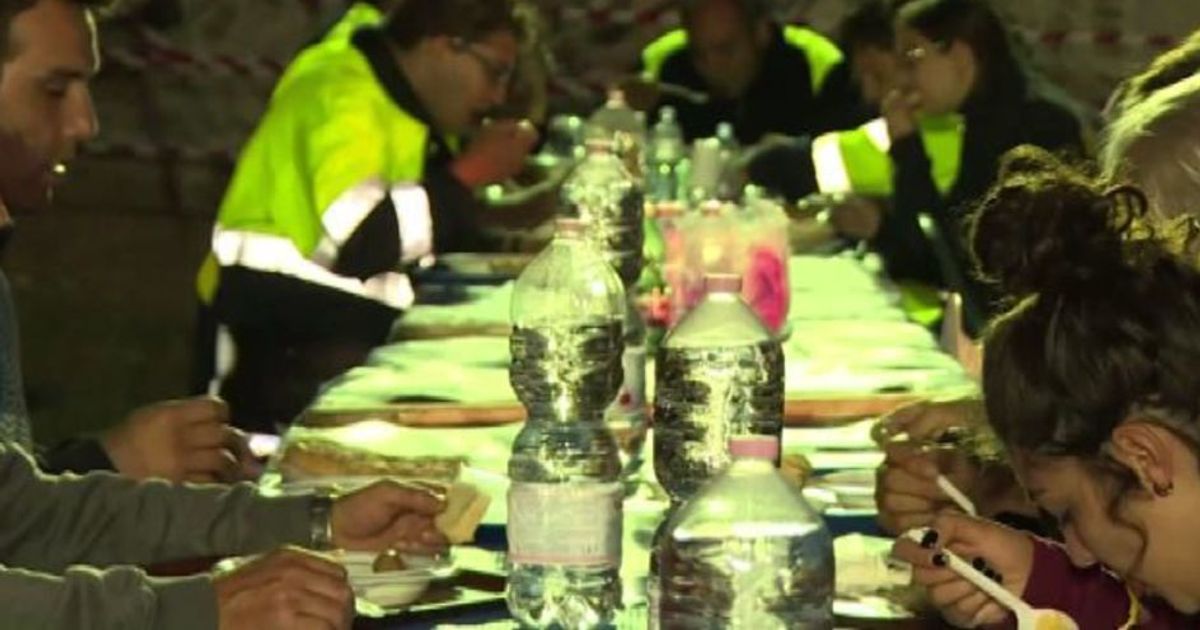 Terremoto, a cena tra i sopravvissuti nella tendopoli di Illica