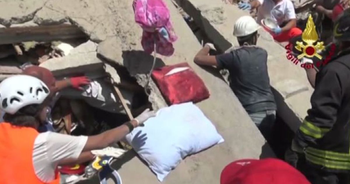 Sisma, il salvataggio di due bambine dalle macerie di Amatrice