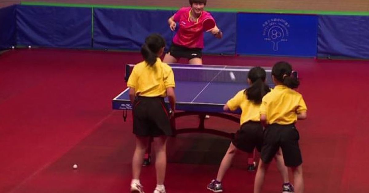 Le magie dei campioni olimpici cinesi di tennistavolo