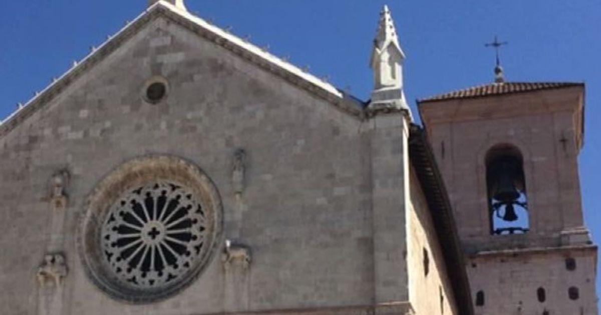 Sisma, a Norcia il pinnacolo della chiesa ruota di 45 gradi