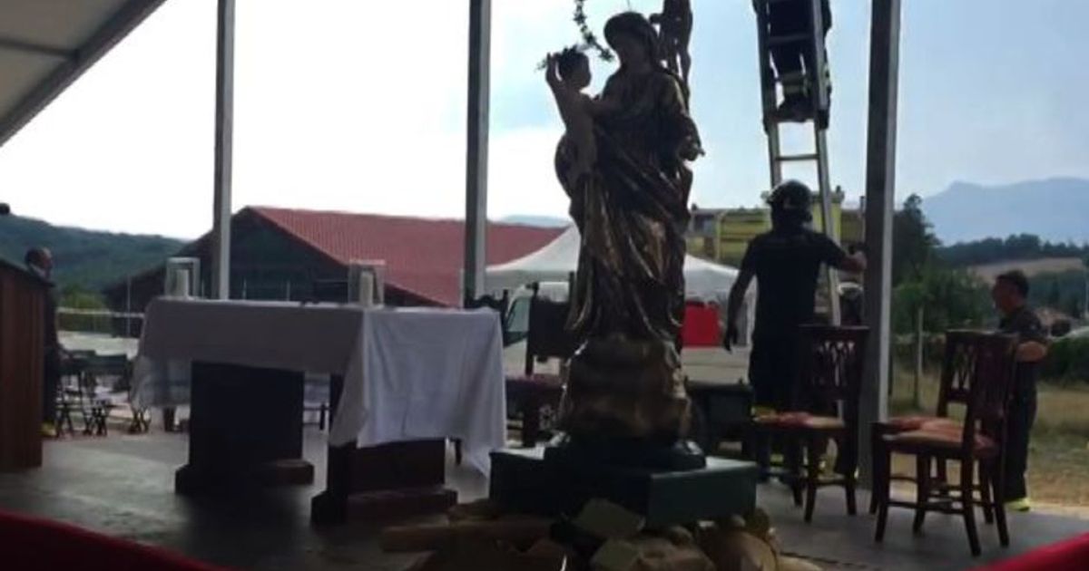 Terremoto, una Madonna sulle macerie per i funerali ad Amatrice