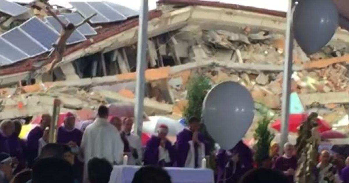 Sisma, le esequie ad Amatrice: la lettura dei nomi delle vittime