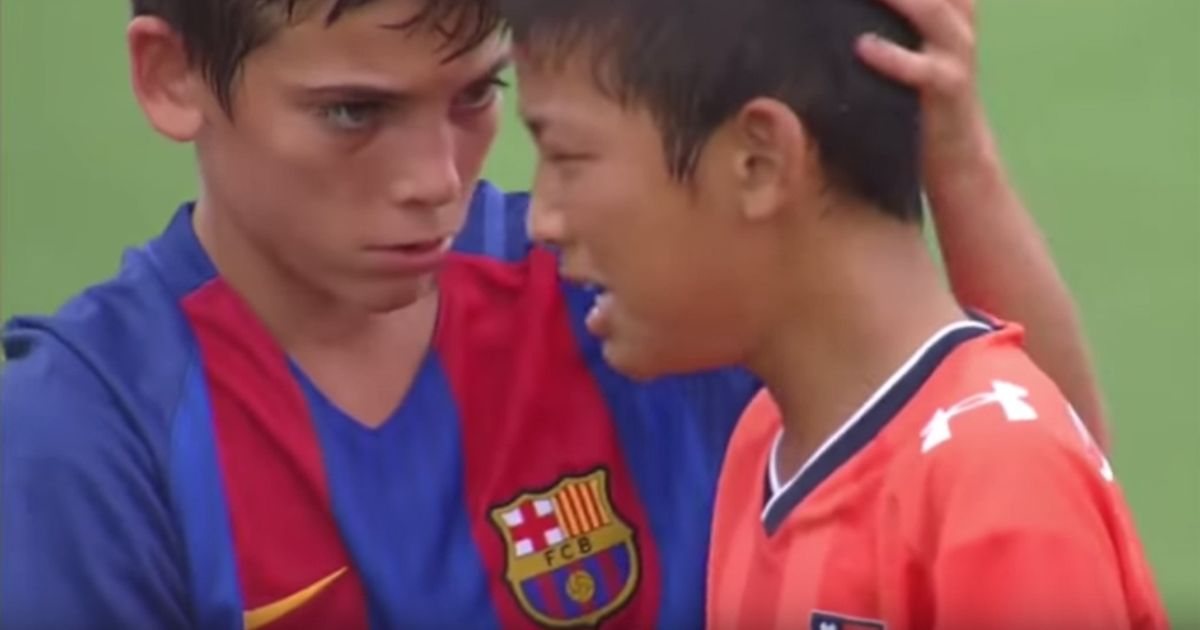 I giovani del Barcellona consolano così gli avversari