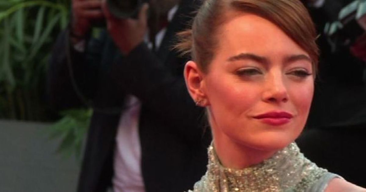Venezia 73, un bagno di folla per Emma Stone sul red carpet