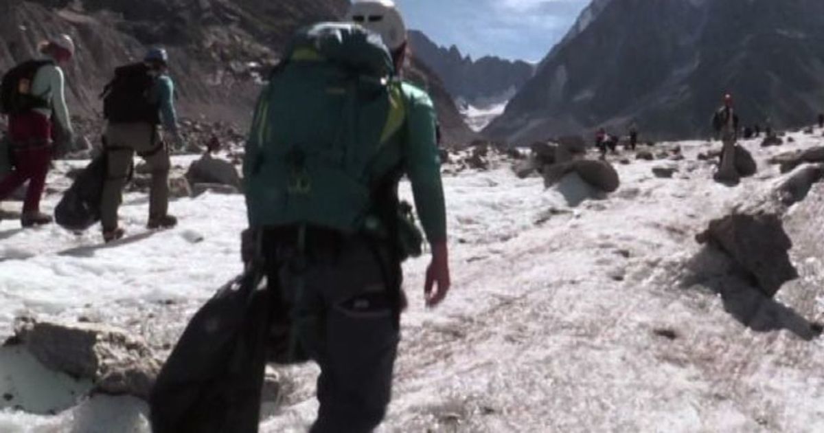 Gli ambientalisti francesi ripuliscono il ghiacciaio Mer de Glace