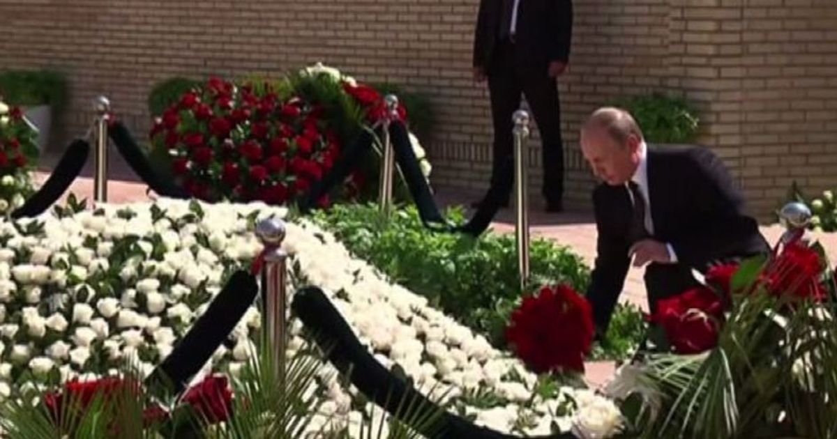 Uzbekistan, Putin depone fiori sulla tomba di Karimov