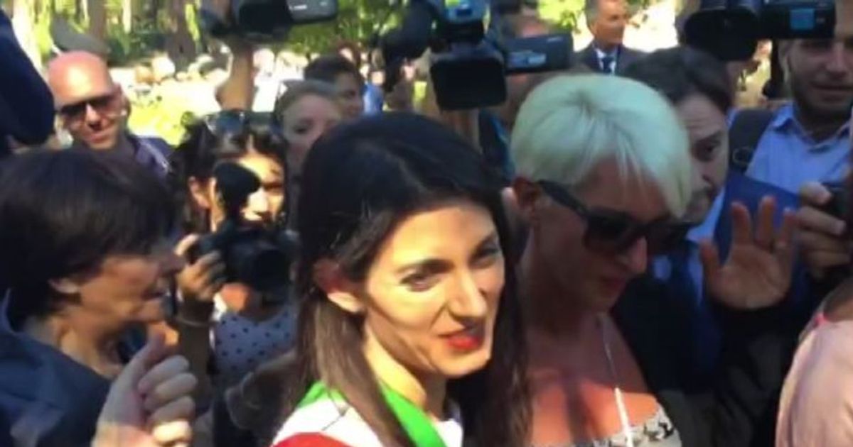 Raggi al Parco Resistenza a Roma, un sostenitore “Tenga duro”