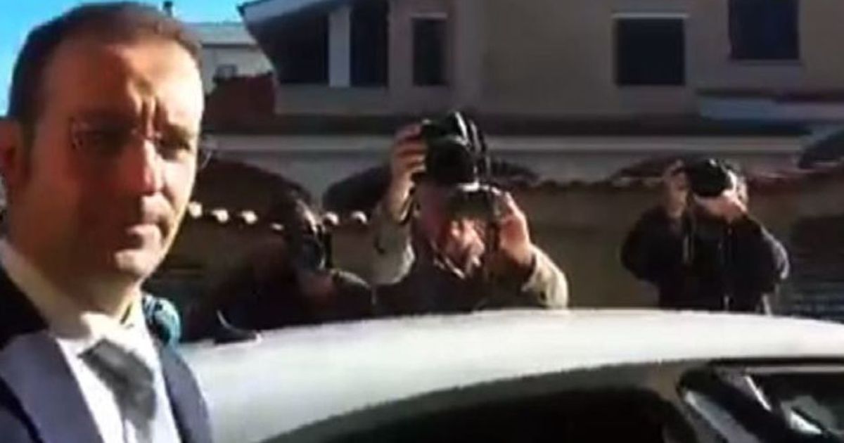 Raggi esce di casa e filma i giornalisti: “Mi fate un po’ pena”