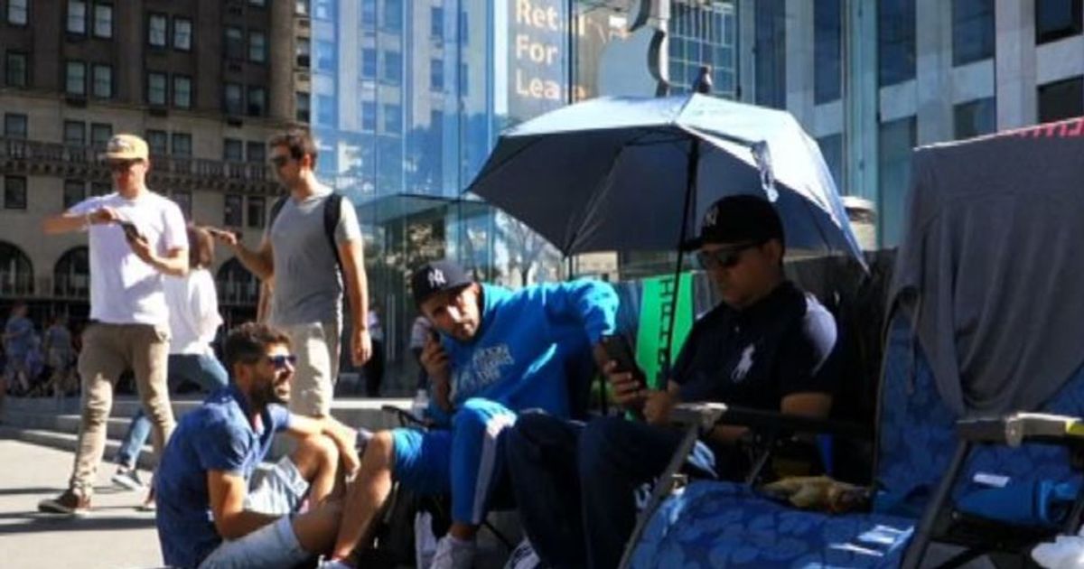 New York, già accampati davanti all’Apple Store per l’iPhone 7