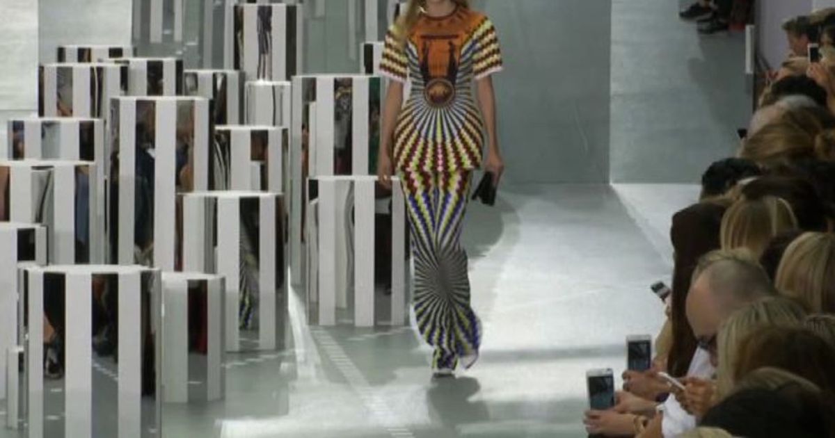 Tra mitologia e pop art, sfila la donna greca di Mary Katrantzou