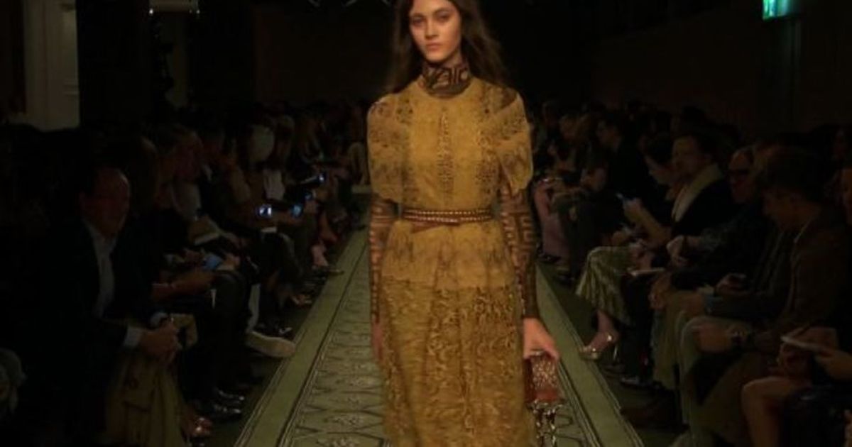 Burberry porta in passerella “Orlando” di Virginia Woolf