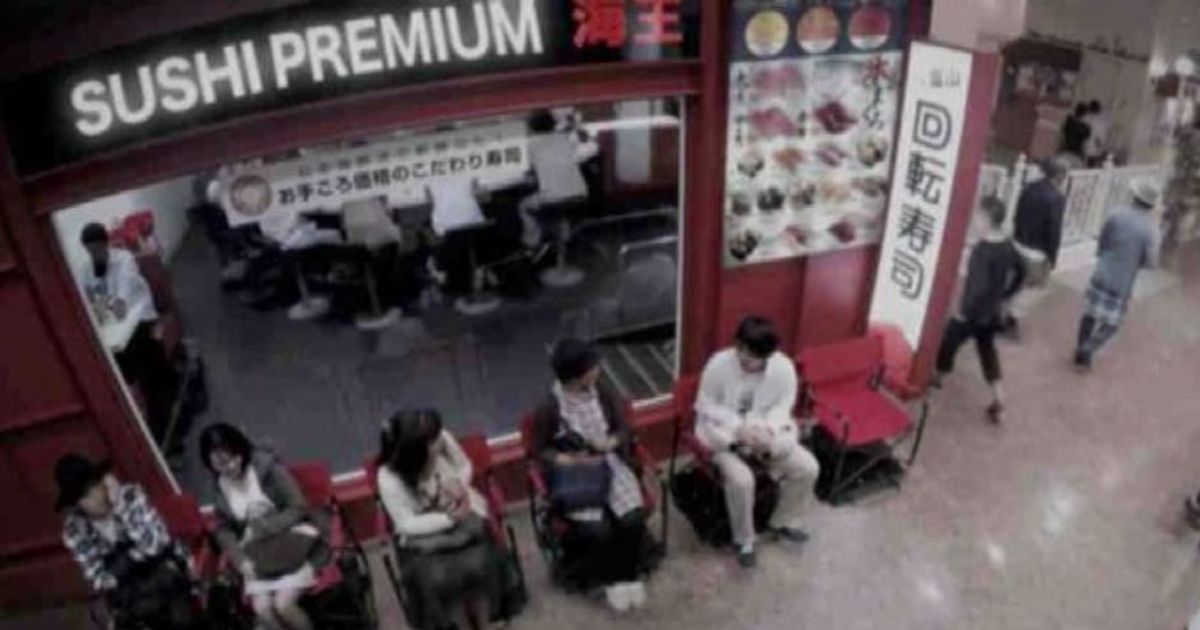 Stanchi di fare la fila in piedi? Ci pensano le sedie automatiche